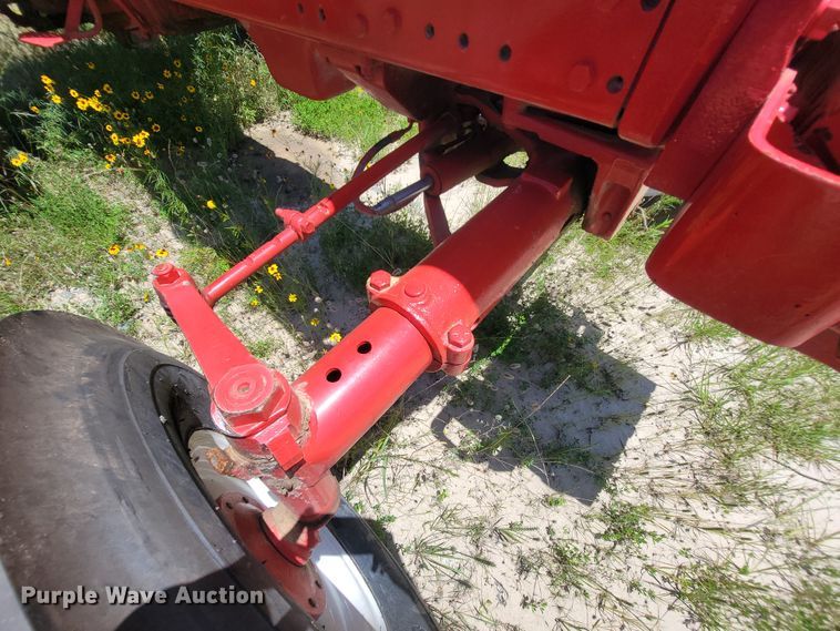 image for item IF9859 1972 International 1466  tractor