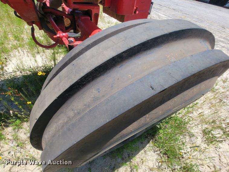 image for item IF9859 1972 International 1466  tractor