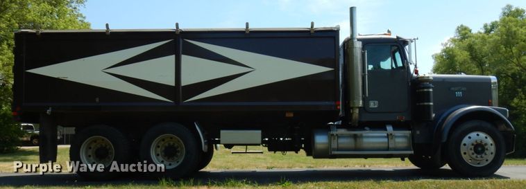 image for item IL9846 1985 Freightliner  grain truck