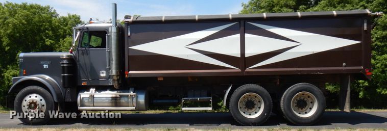 image for item IL9846 1985 Freightliner  grain truck