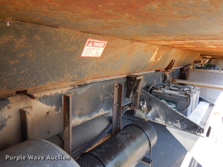 image for item IL9846 1985 Freightliner  grain truck