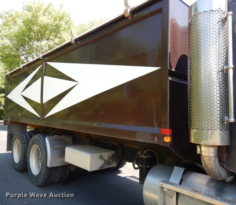 image for item IL9846 1985 Freightliner  grain truck