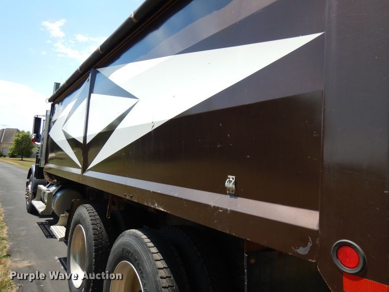 image for item IL9846 1985 Freightliner  grain truck