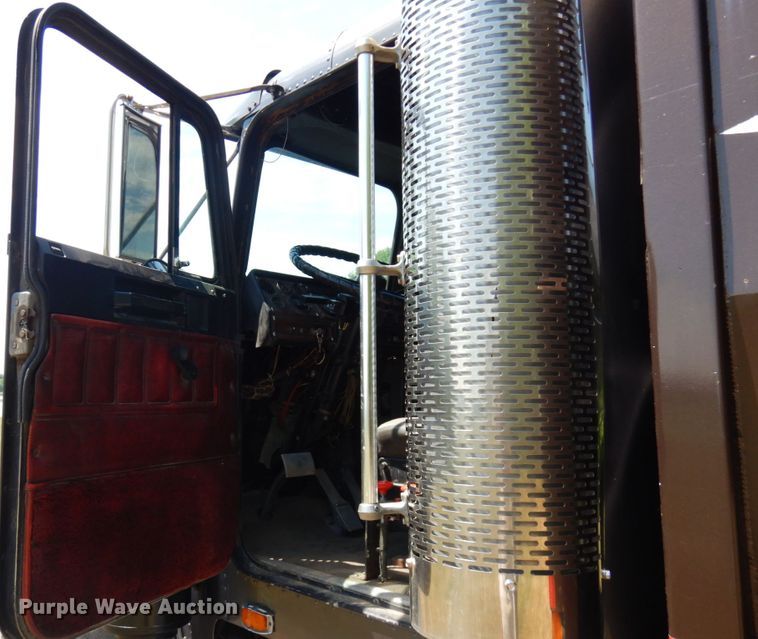 image for item IL9846 1985 Freightliner  grain truck