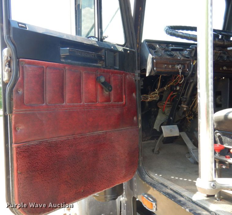 image for item IL9846 1985 Freightliner  grain truck