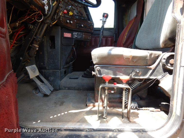 image for item IL9846 1985 Freightliner  grain truck