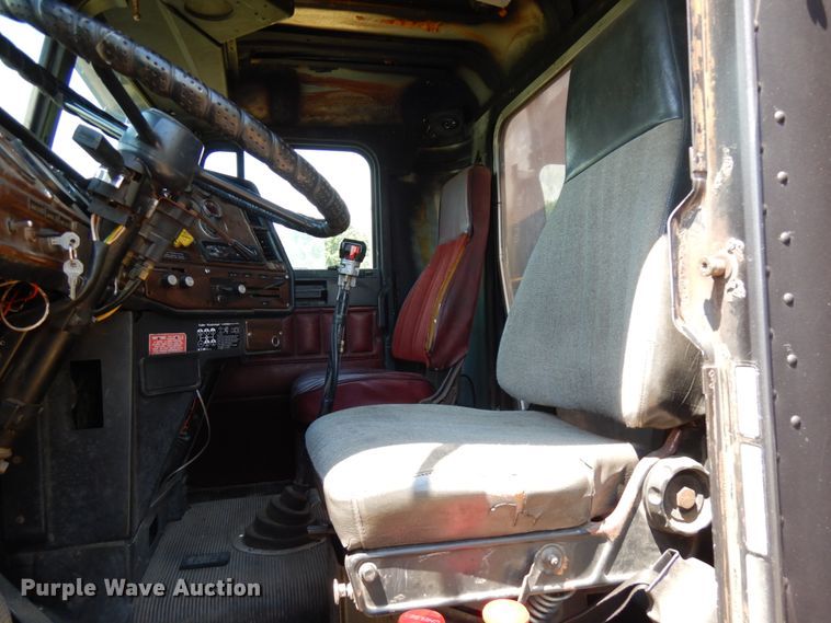 image for item IL9846 1985 Freightliner  grain truck