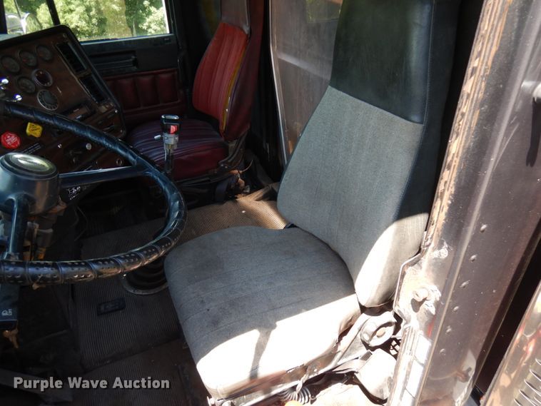 image for item IL9846 1985 Freightliner  grain truck