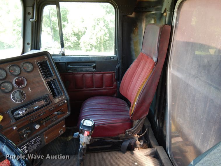 image for item IL9846 1985 Freightliner  grain truck