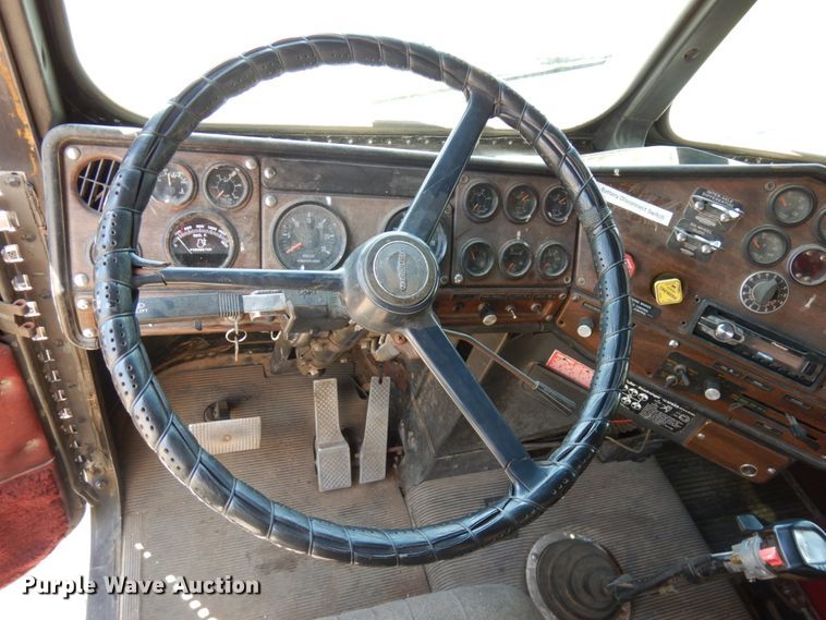 image for item IL9846 1985 Freightliner  grain truck