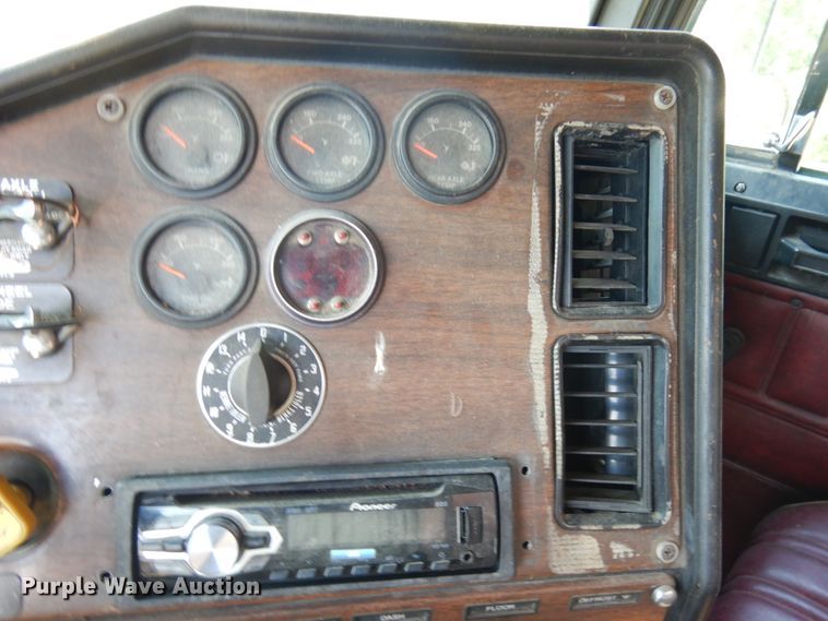 image for item IL9846 1985 Freightliner  grain truck