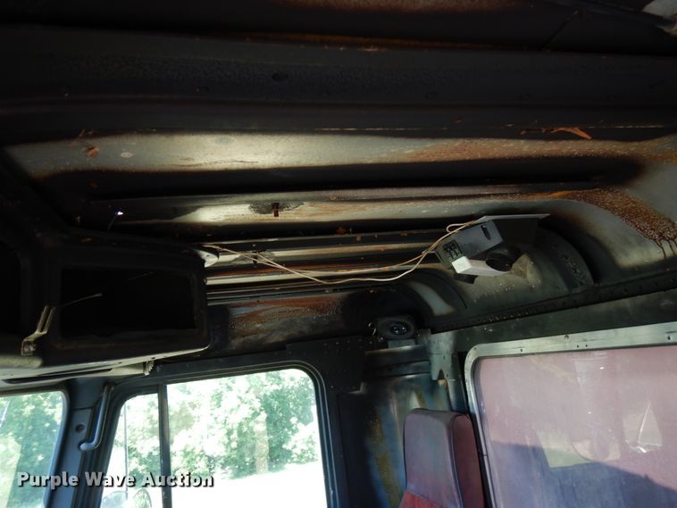 image for item IL9846 1985 Freightliner  grain truck