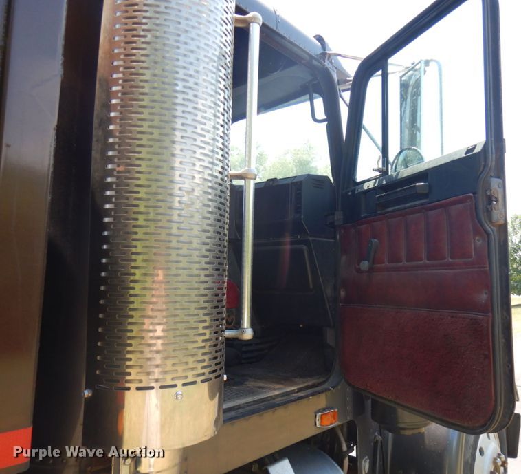 image for item IL9846 1985 Freightliner  grain truck