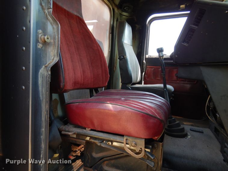 image for item IL9846 1985 Freightliner  grain truck