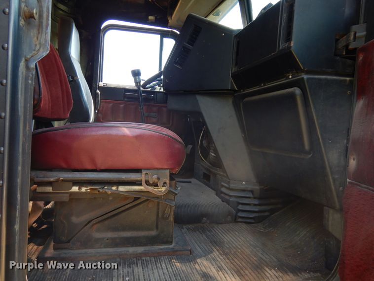 image for item IL9846 1985 Freightliner  grain truck