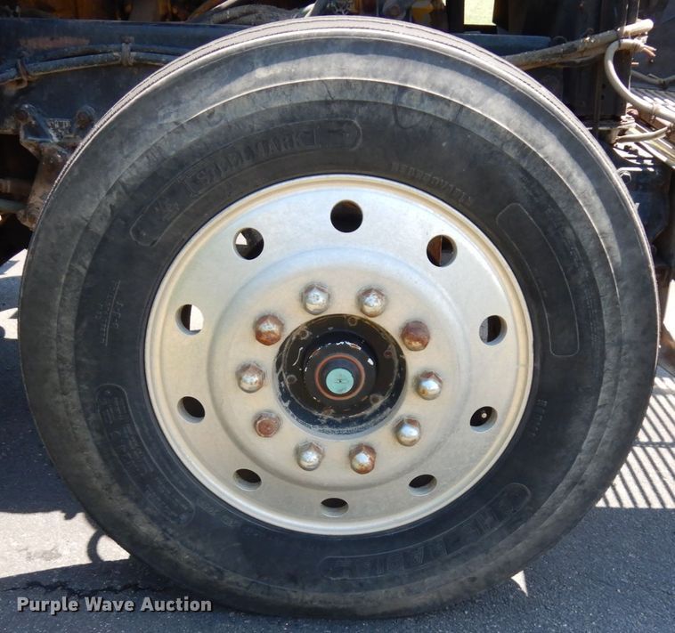 image for item IL9846 1985 Freightliner  grain truck