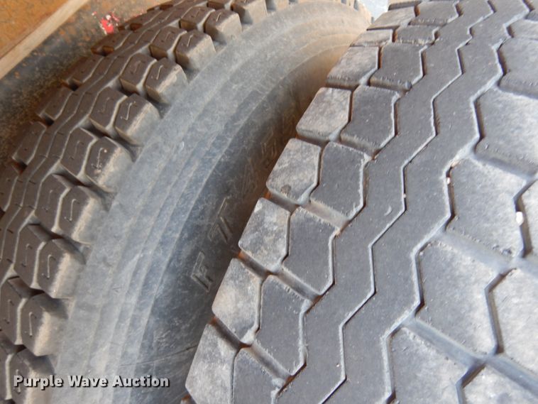 image for item IL9846 1985 Freightliner  grain truck