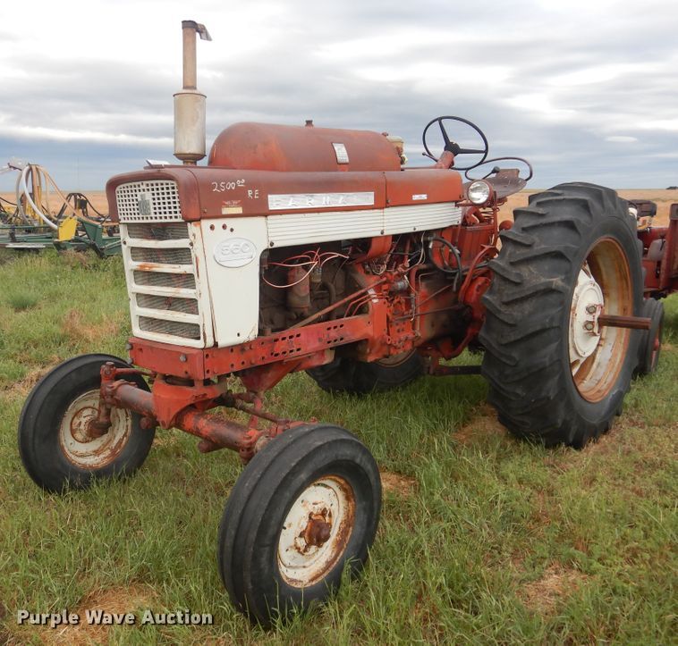image for item IP9496 Farmall 560  tractor