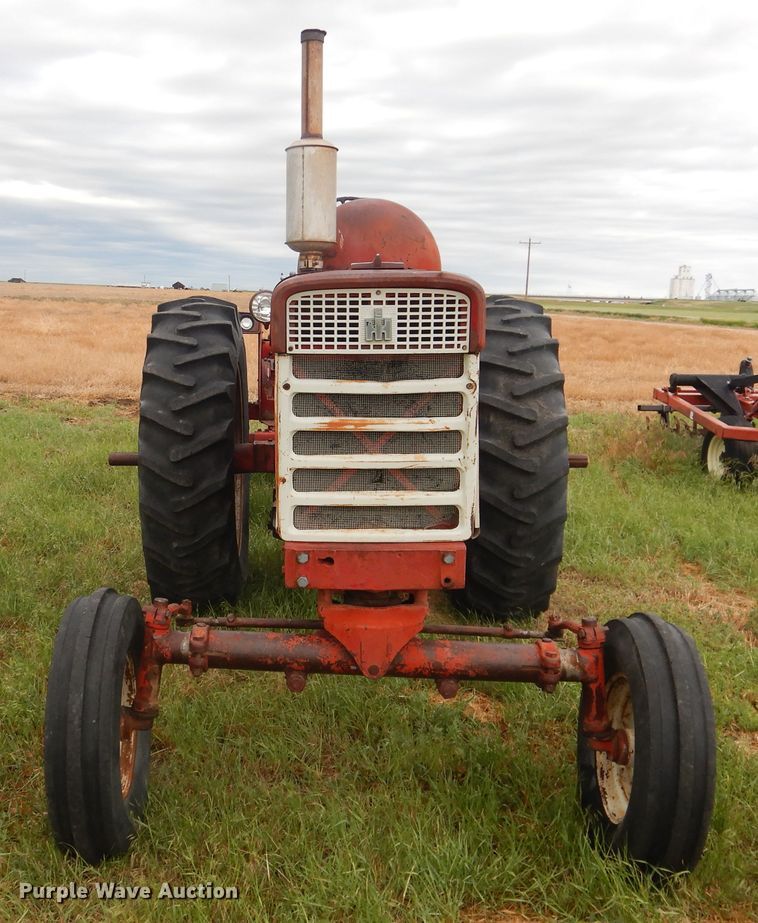 image for item IP9496 Farmall 560  tractor