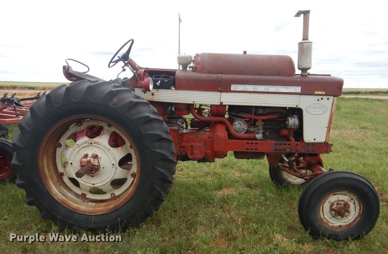 image for item IP9496 Farmall 560  tractor