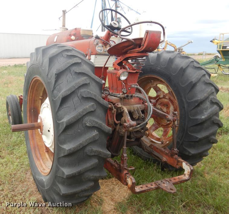 image for item IP9496 Farmall 560  tractor