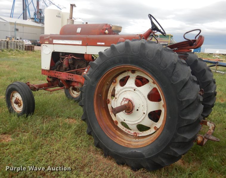 image for item IP9496 Farmall 560  tractor