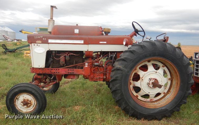 image for item IP9496 Farmall 560  tractor