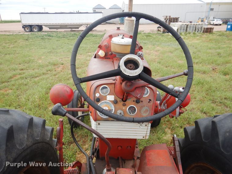 image for item IP9496 Farmall 560  tractor