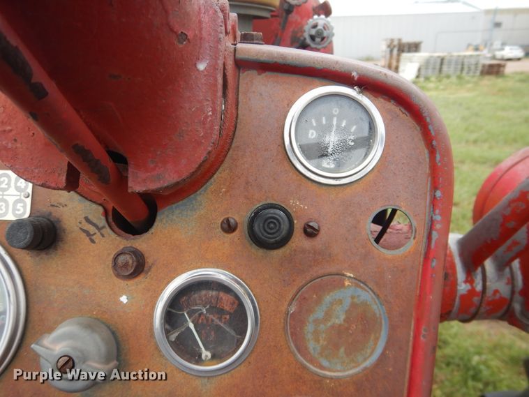 image for item IP9496 Farmall 560  tractor