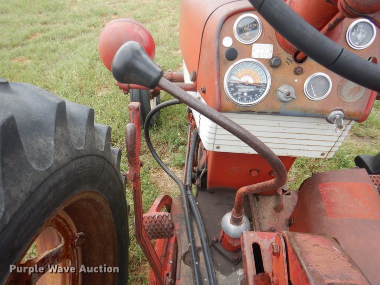 image for item IP9496 Farmall 560  tractor
