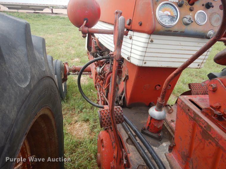 image for item IP9496 Farmall 560  tractor