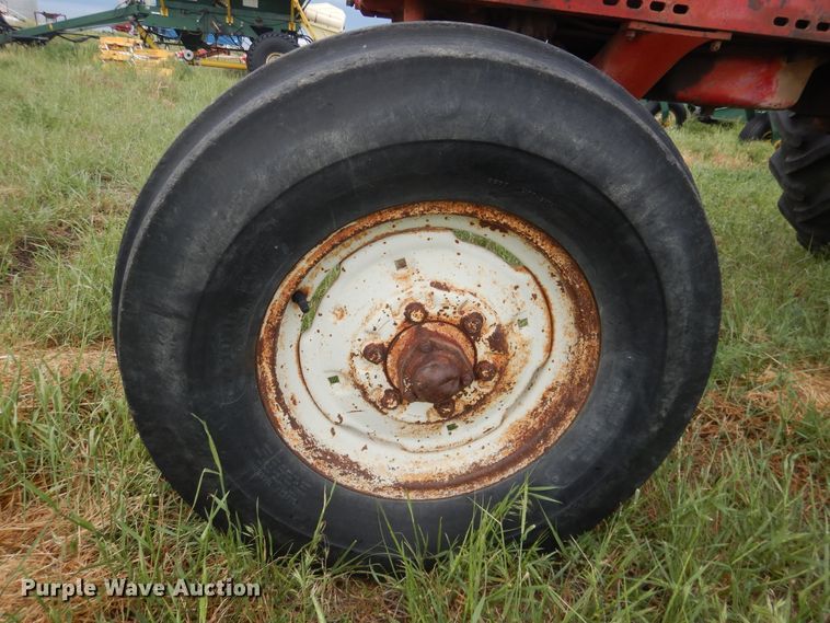 image for item IP9496 Farmall 560  tractor