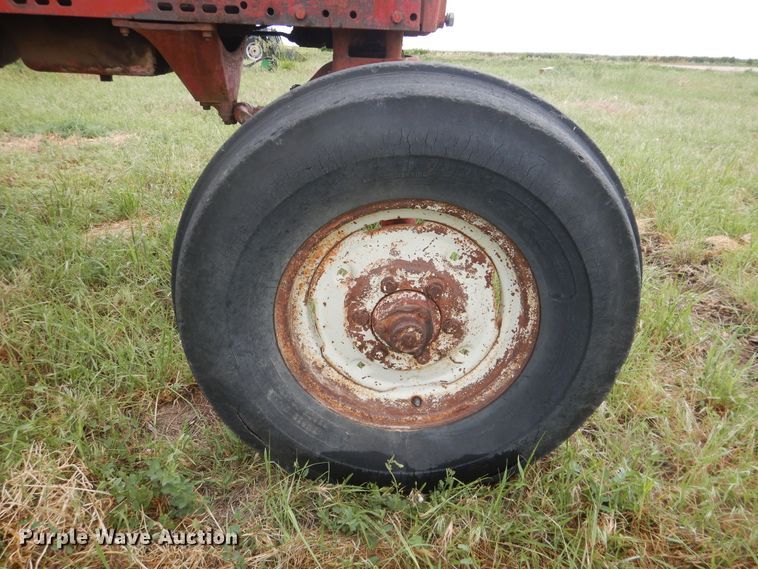 image for item IP9496 Farmall 560  tractor