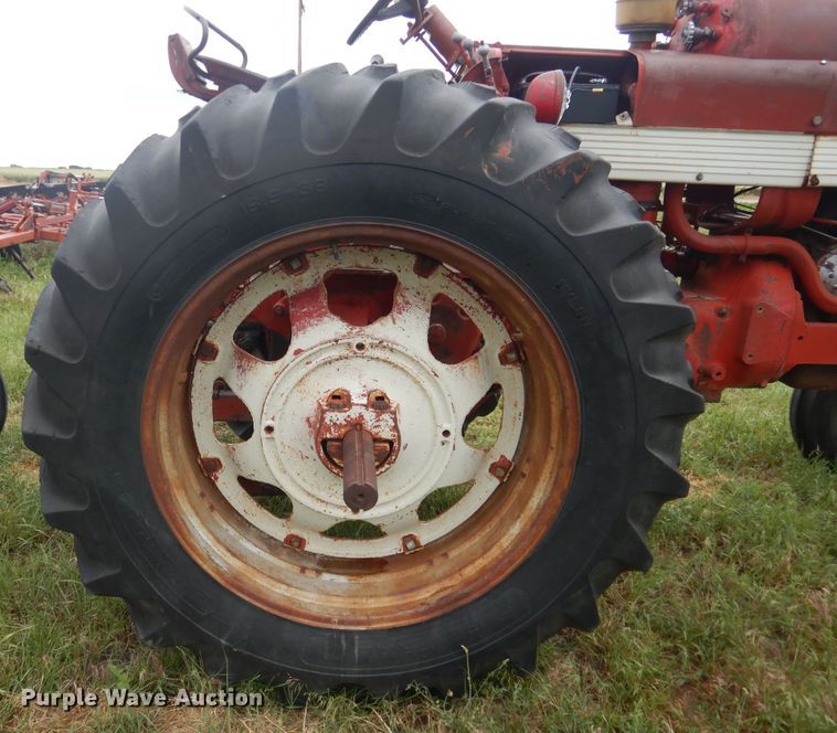 image for item IP9496 Farmall 560  tractor