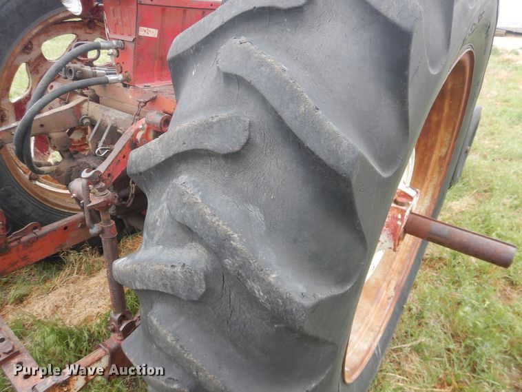 image for item IP9496 Farmall 560  tractor