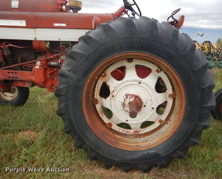 image for item IP9496 Farmall 560  tractor