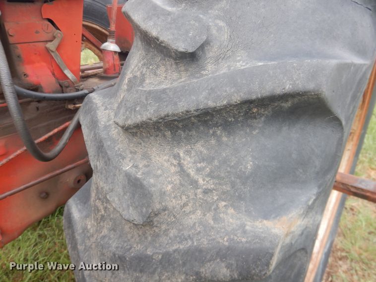 image for item IP9496 Farmall 560  tractor