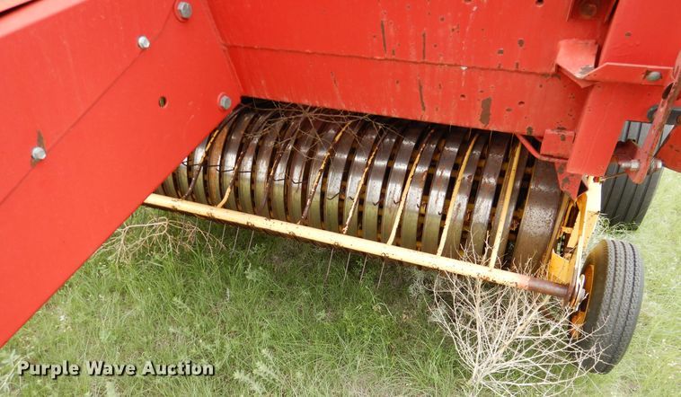 image for item IP9510 1986 New Holland 855  round baler