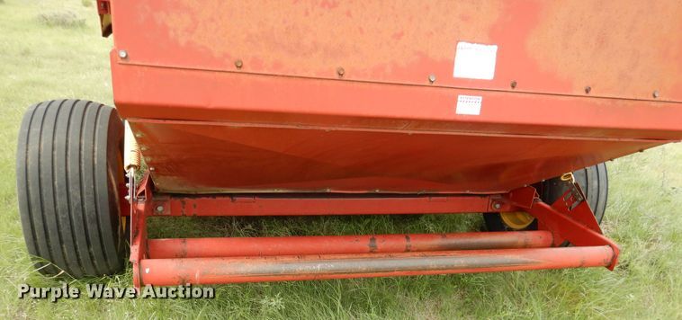 image for item IP9510 1986 New Holland 855  round baler