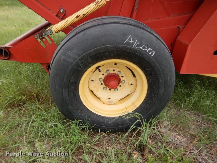 image for item IP9510 1986 New Holland 855  round baler