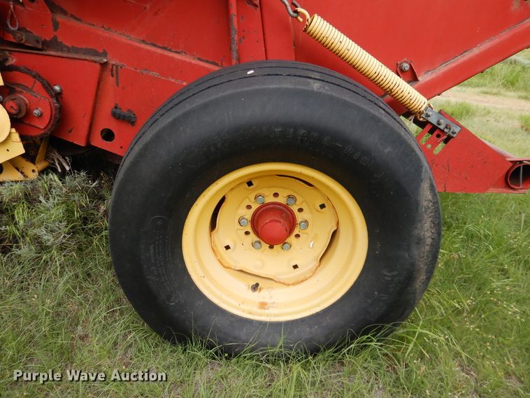 image for item IP9510 1986 New Holland 855  round baler