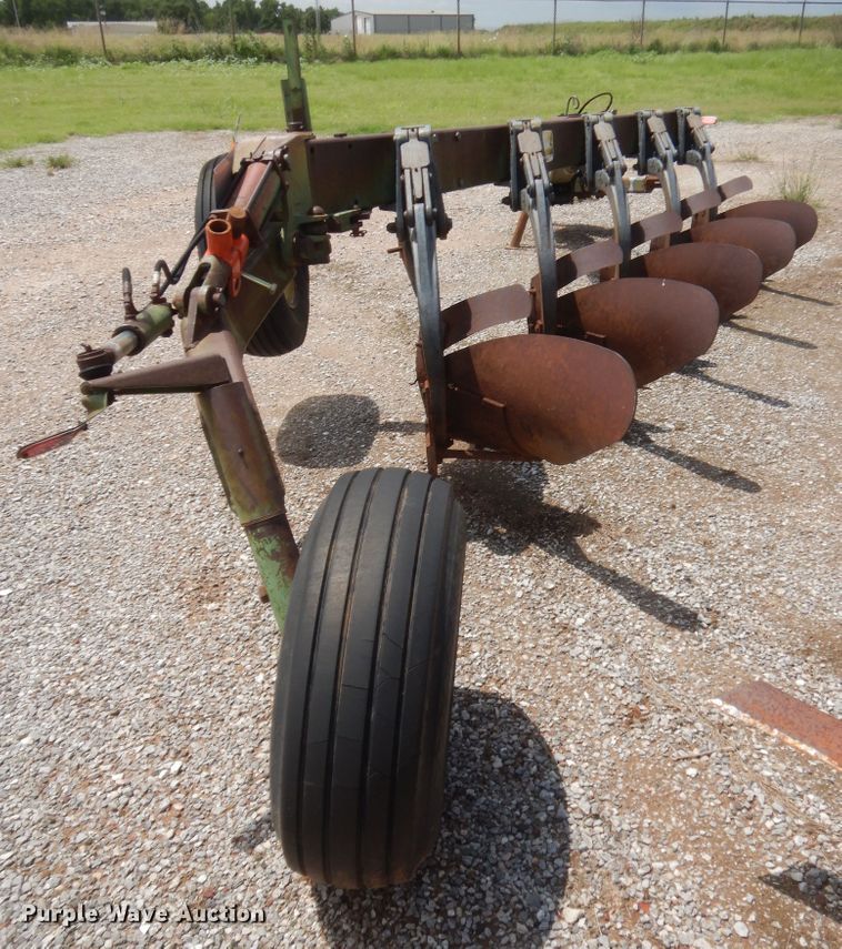 image for item IT9560 John Deere A2600  five bottom plow