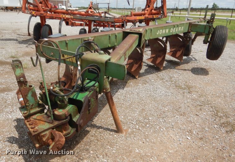 image for item IT9560 John Deere A2600  five bottom plow