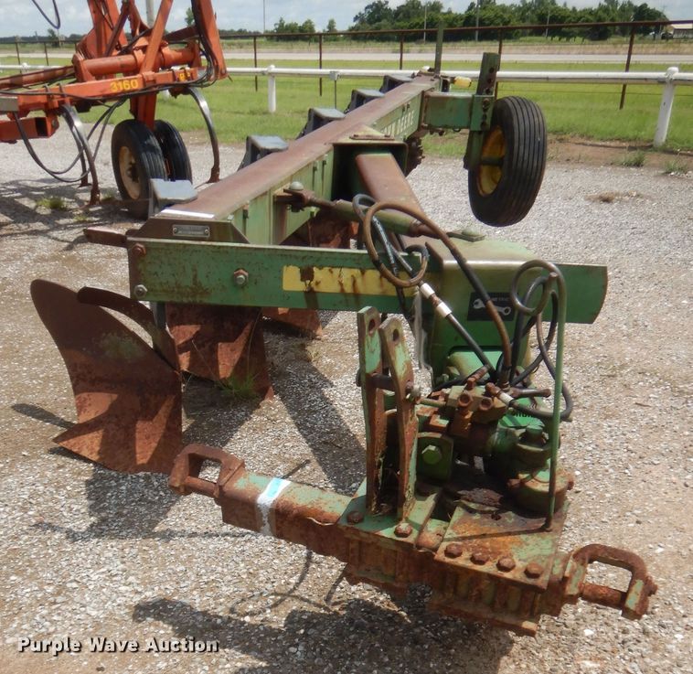 image for item IT9560 John Deere A2600  five bottom plow
