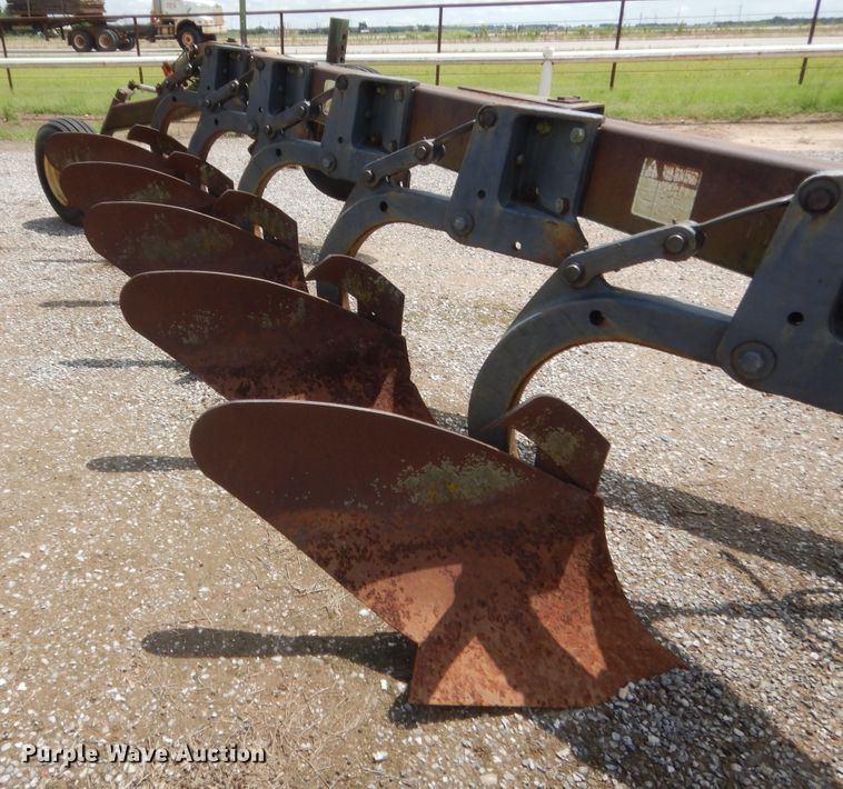 image for item IT9560 John Deere A2600  five bottom plow