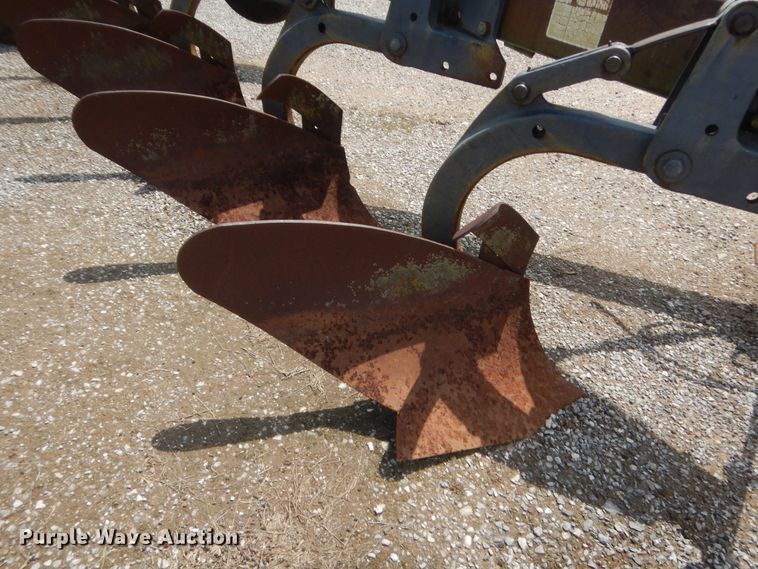 image for item IT9560 John Deere A2600  five bottom plow