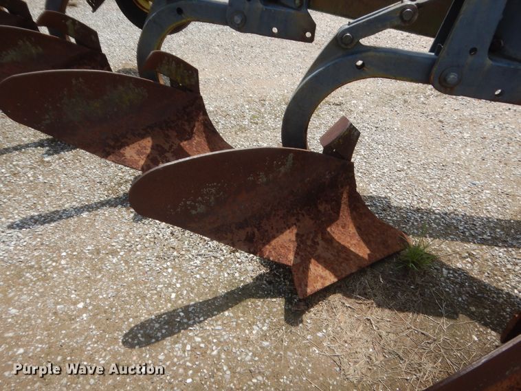 image for item IT9560 John Deere A2600  five bottom plow