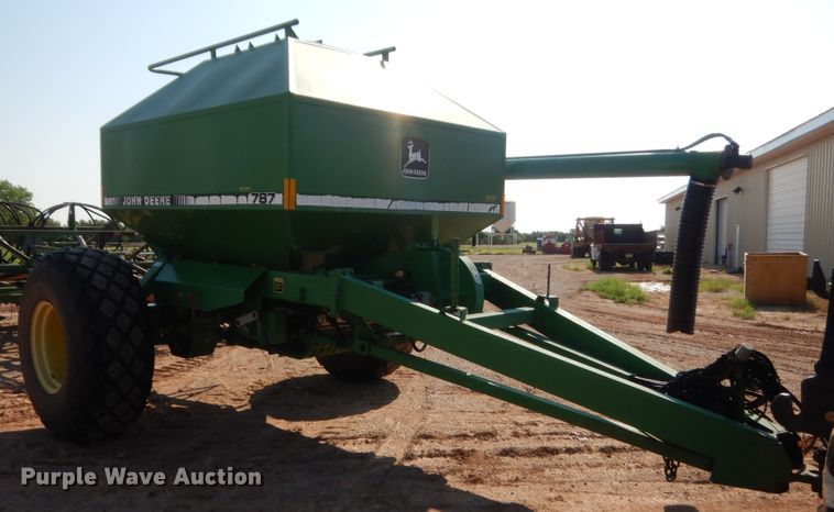 image for item IT9567 John Deere 730  air seeder