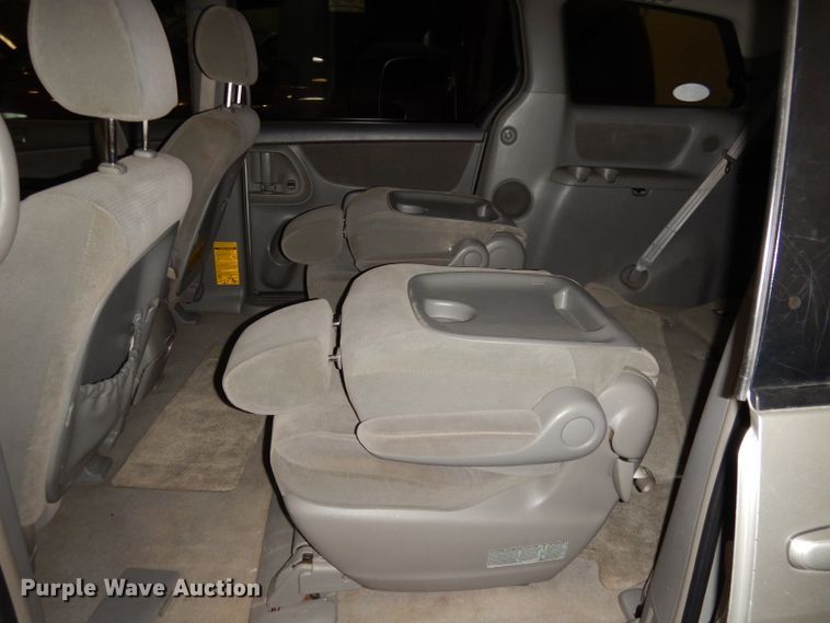 image for item DI6707 2004 Toyota Sienna LE  van