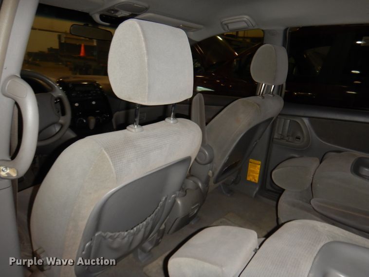 image for item DI6707 2004 Toyota Sienna LE  van